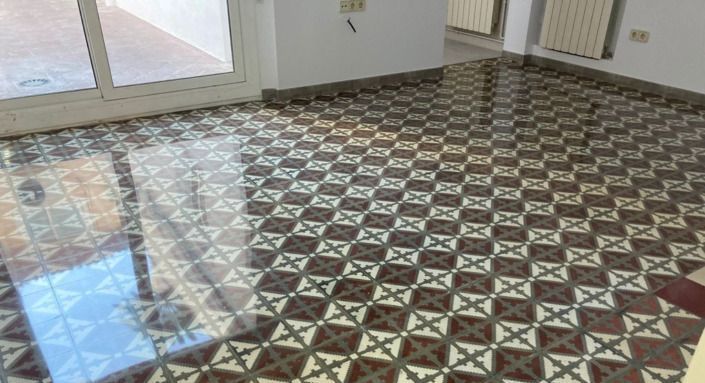 Una habitación con suelo de baldosas y una puerta corrediza de cristal.