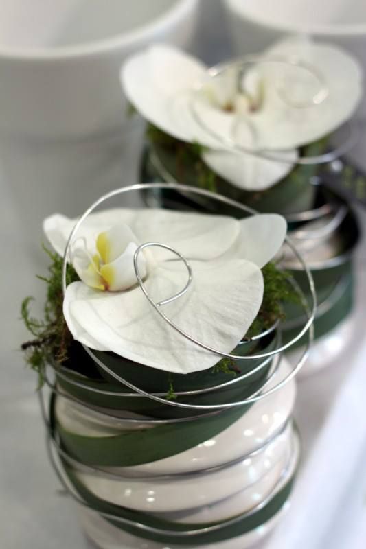 Deux décorations avec une fleur blanche