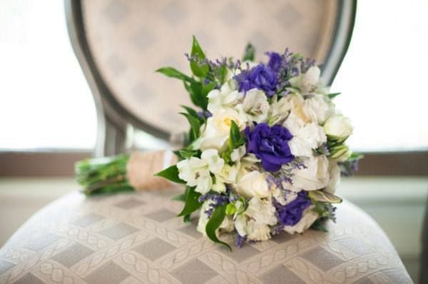 Un bouquet sur une chaise