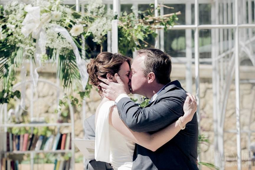 Un couple de mariés en train de s'embrasser