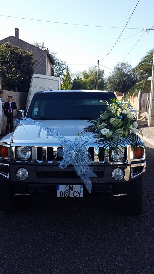 Une voiture décorée de face