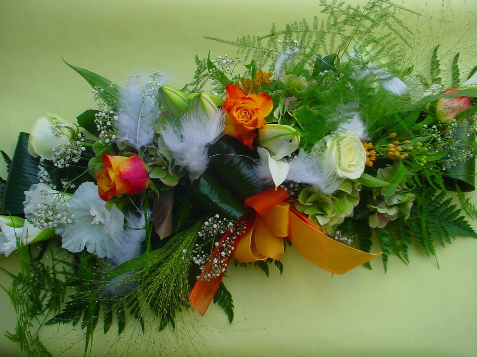 Une composition florale sur un fond vert