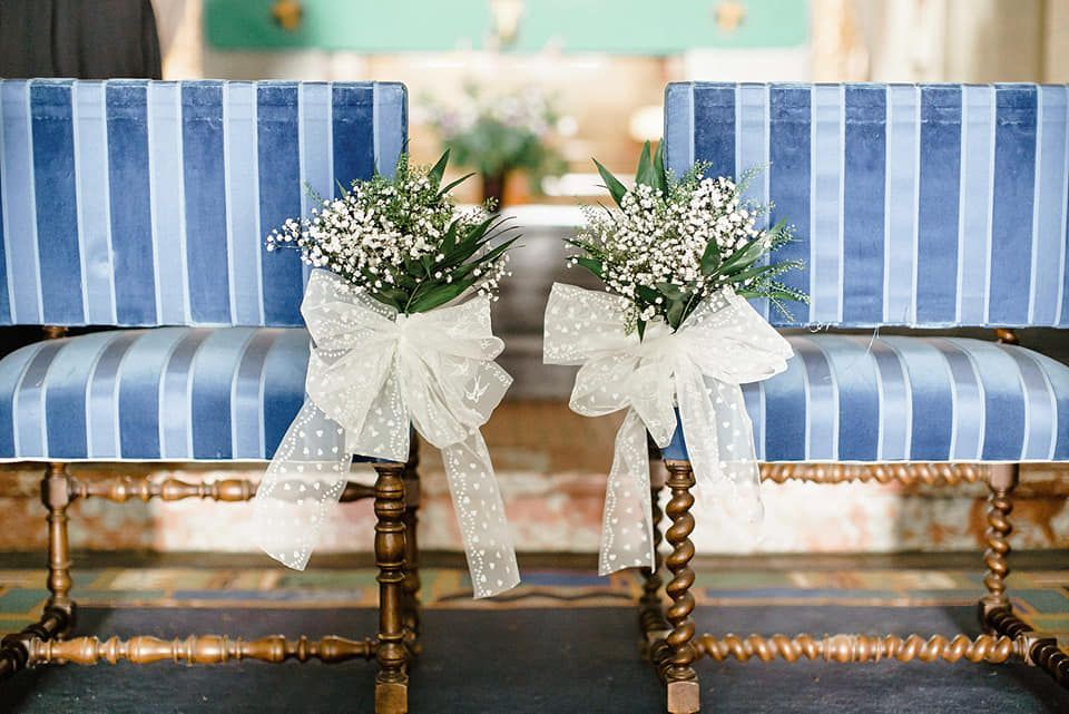 Deux bouquets sur deux bancs bleus