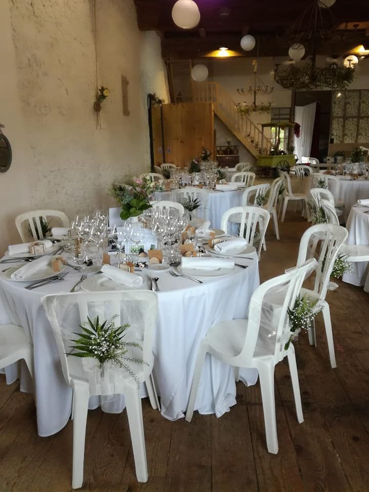 Une salle de mariage décorée