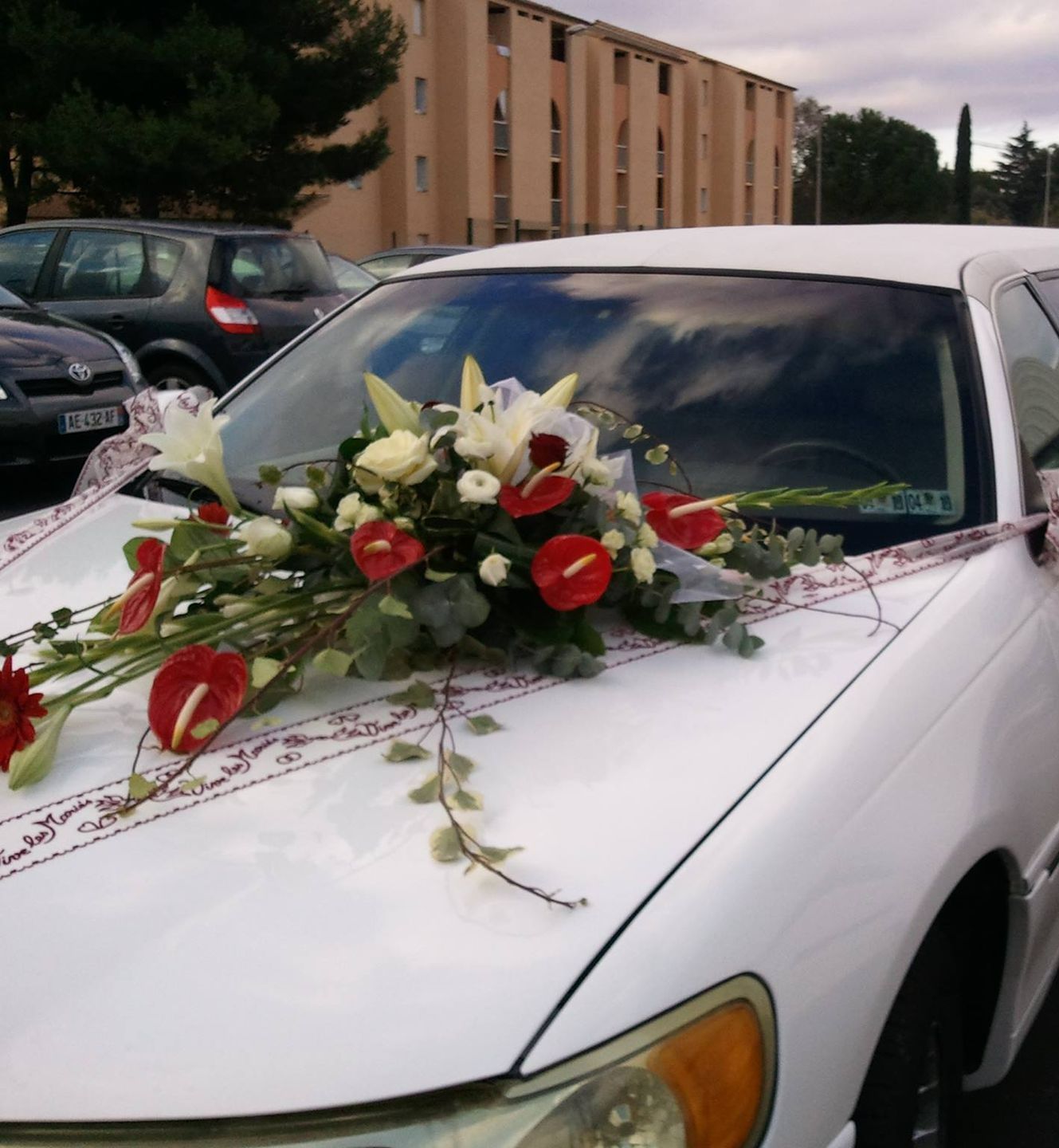 Une composition florale sur une limousine
