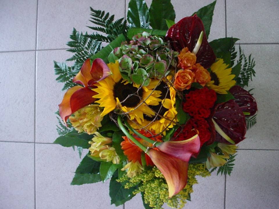 Un bouquet composé de tournesols et de fougères