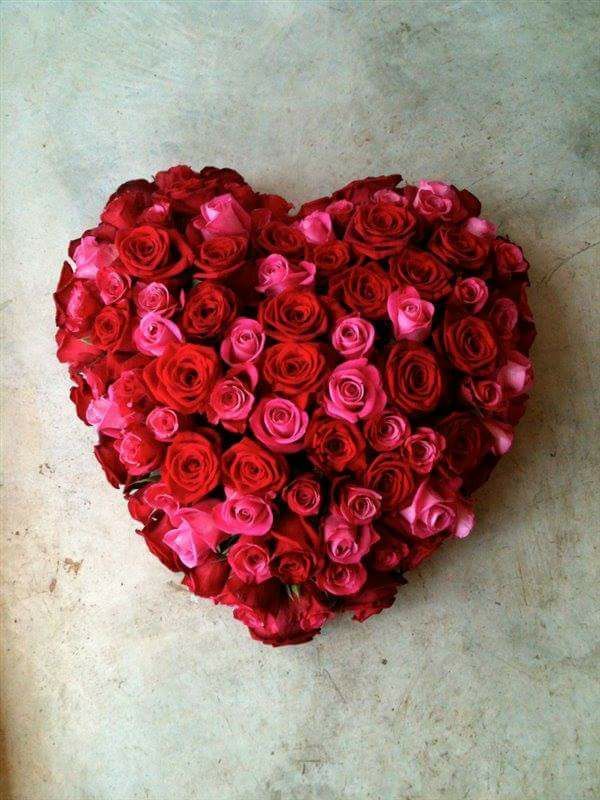 Une composition florale en forme de cœur pour la Saint-Valentin