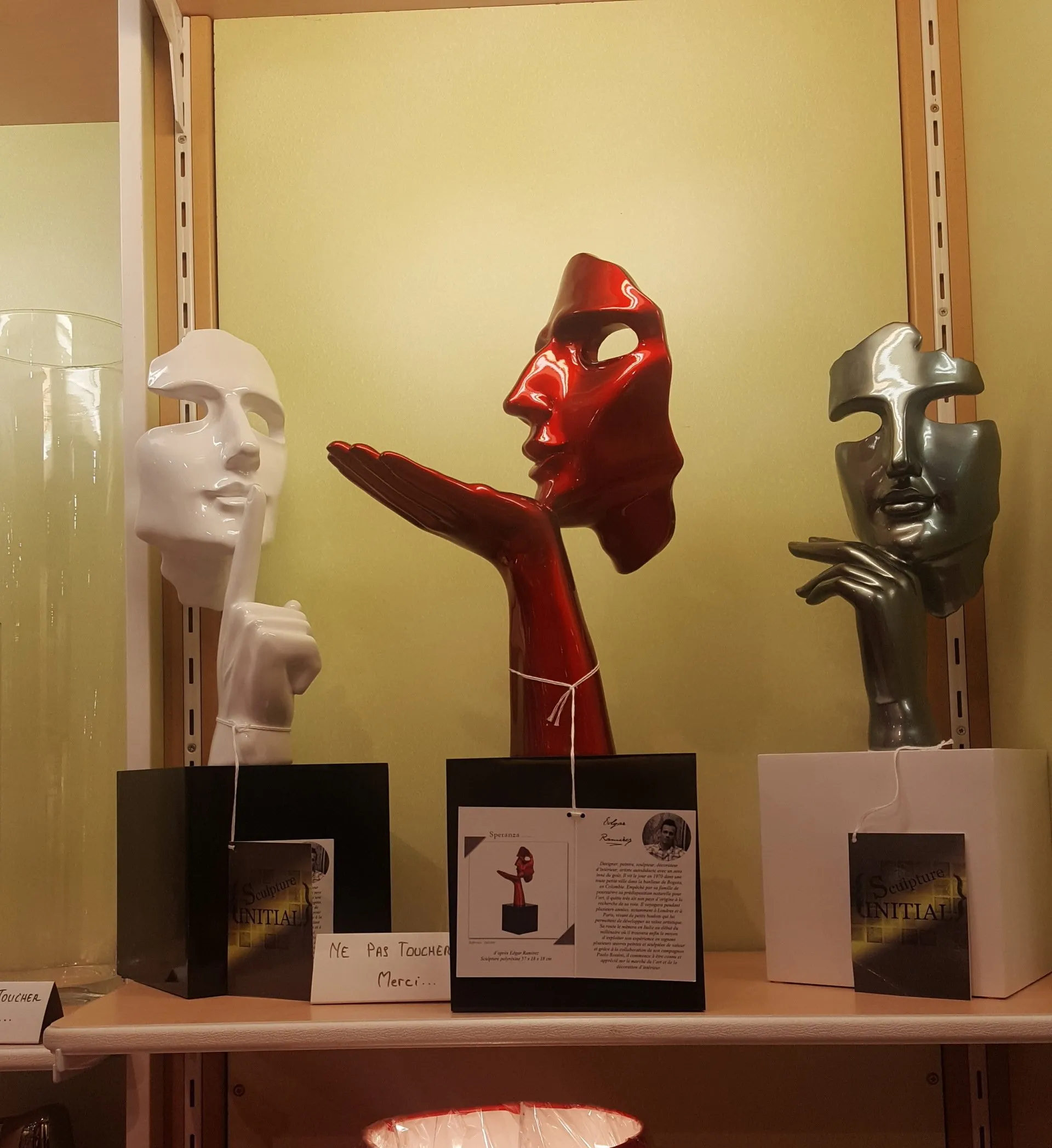 Un masque blanc, un masque rouge et un masque noir