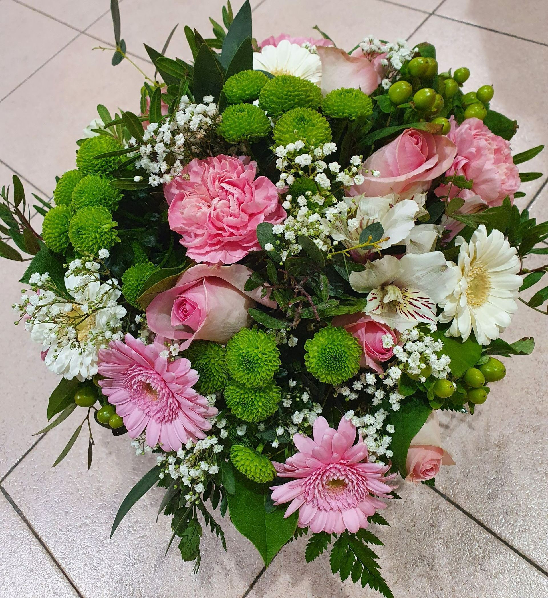 Un bouquet de roses et de fleurs roses