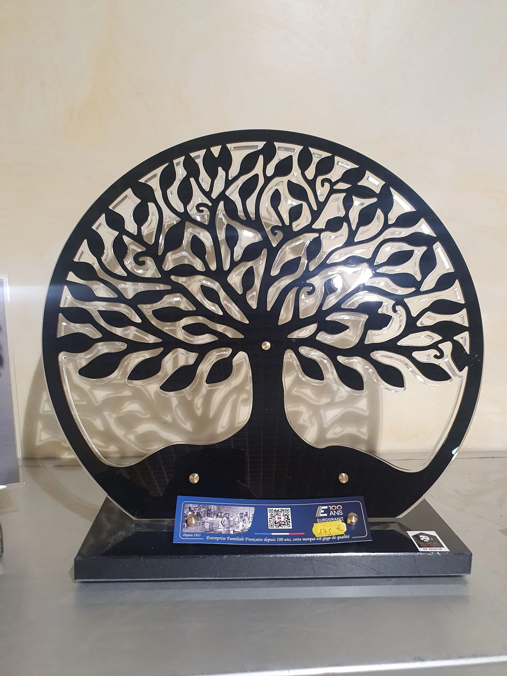 Une plaque funéraire en forme d'arbre