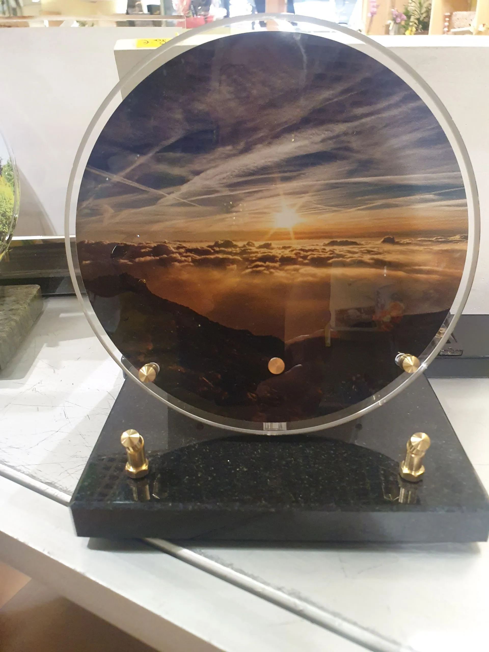 Une plaque funéraire avec un coucher de soleil