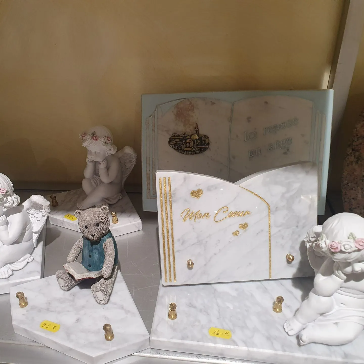 Des plaques funéraires avec des figurines