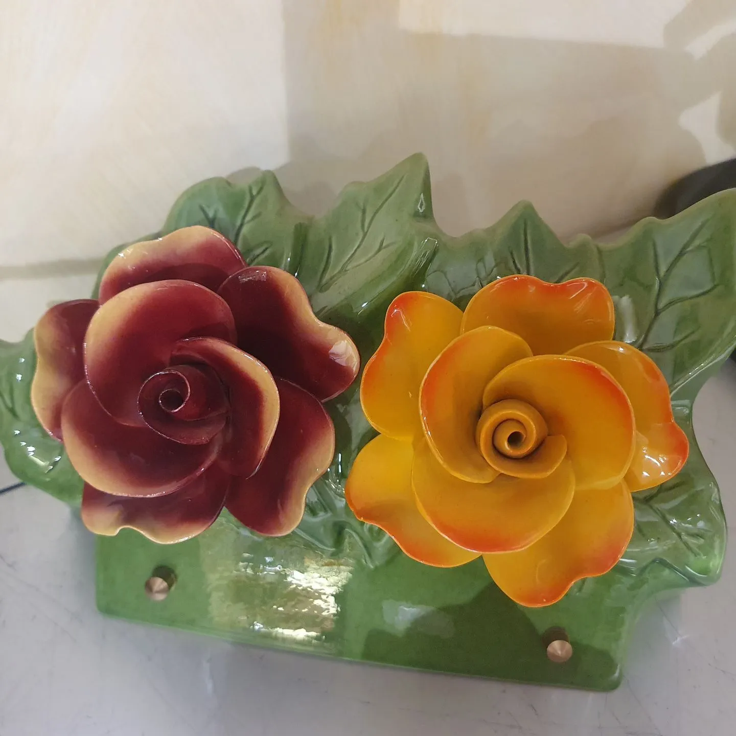 Deux fausses roses, une rouge et une orange