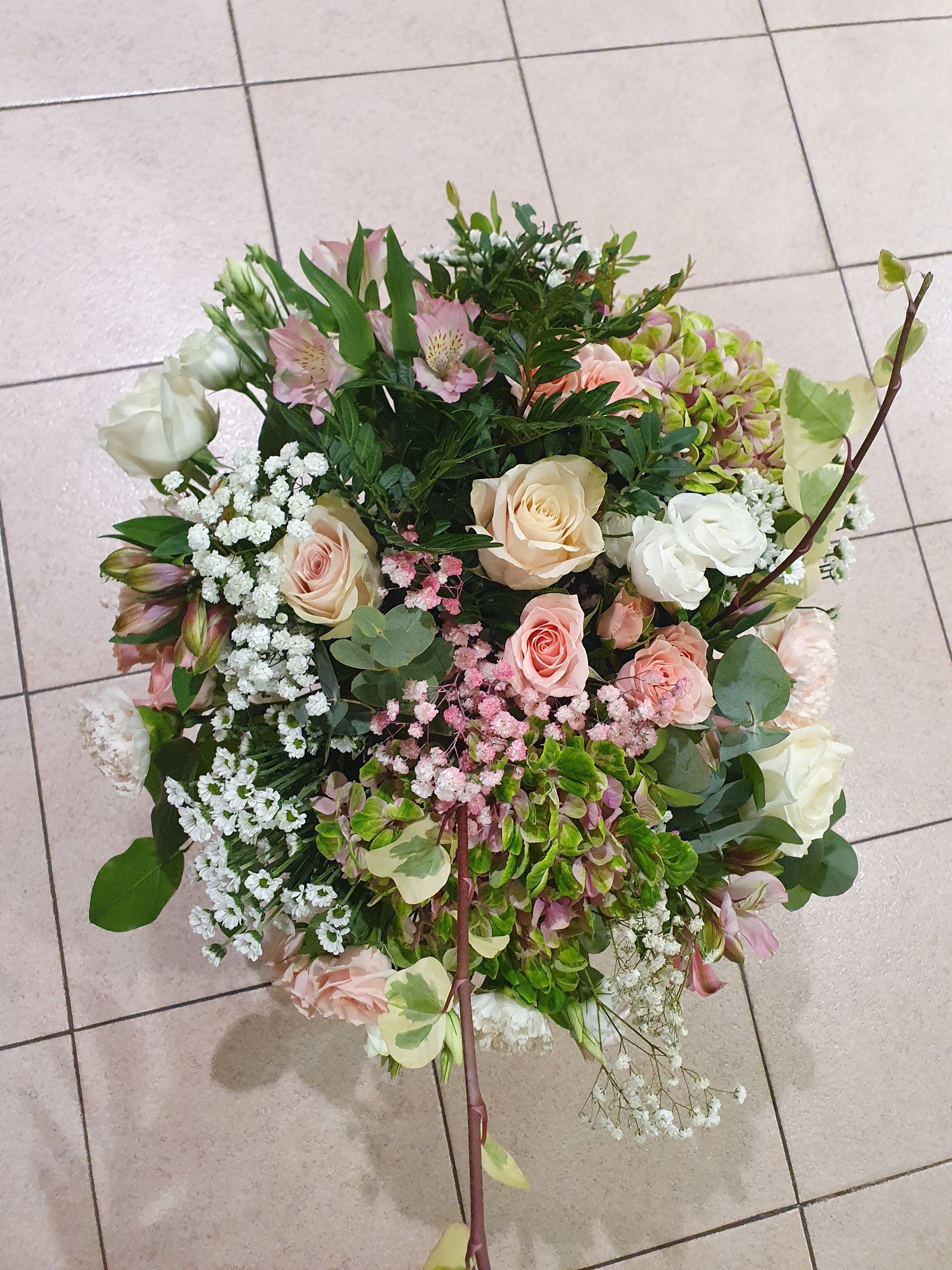 Bouquet de fleurs avec gypsophile