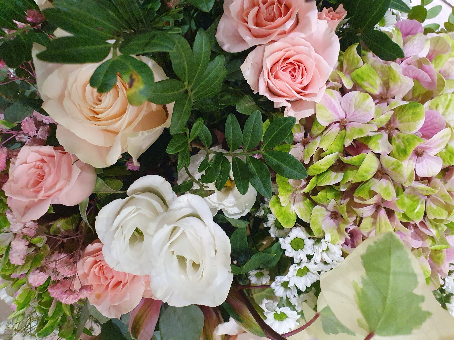 Composition florale avec des roses