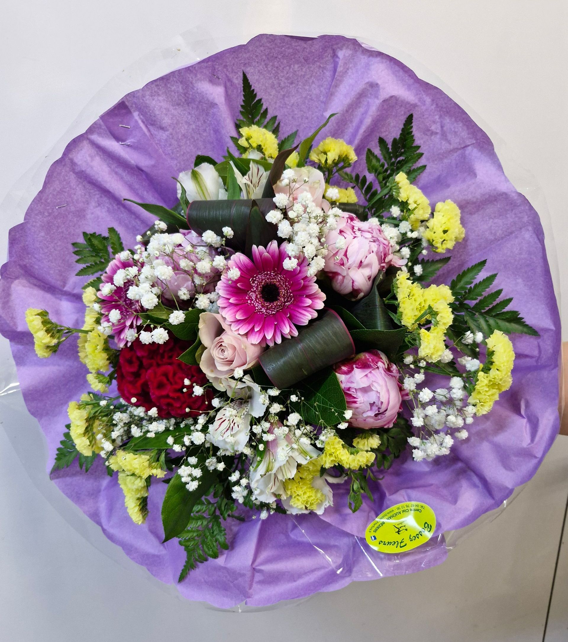 Un bouquet et un papier violet