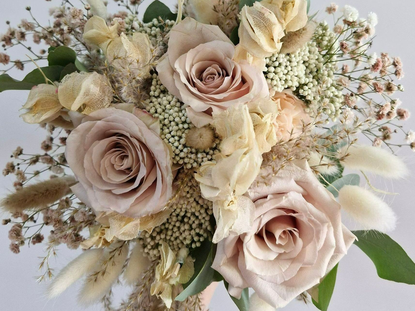 Bouquet de fleurs fraîches et séchées rôse pale et crème.