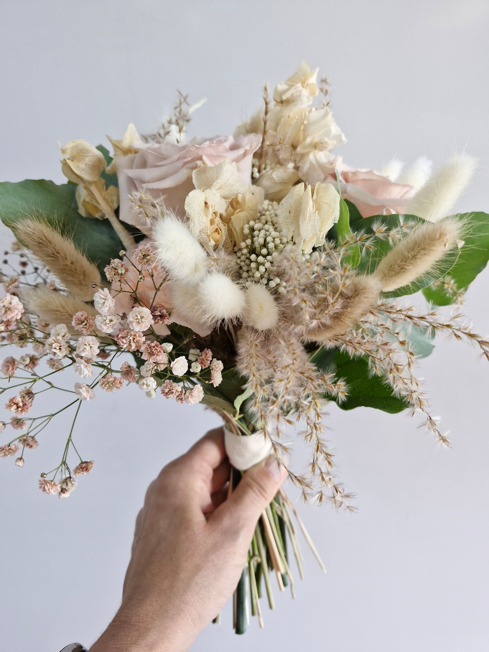 Un bouquet composé de lagurus séchés