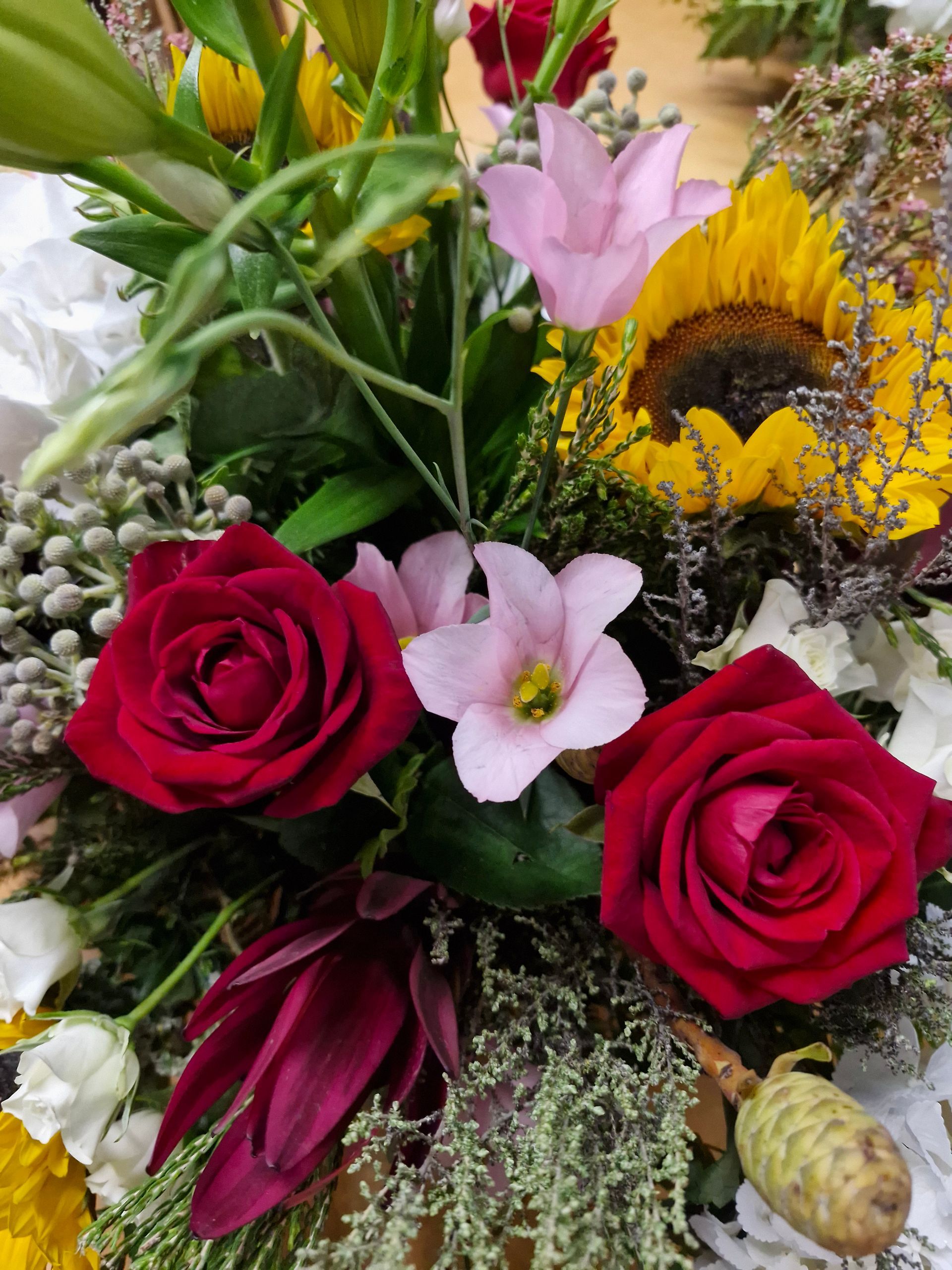 Un bouquet qui contient un tournesol
