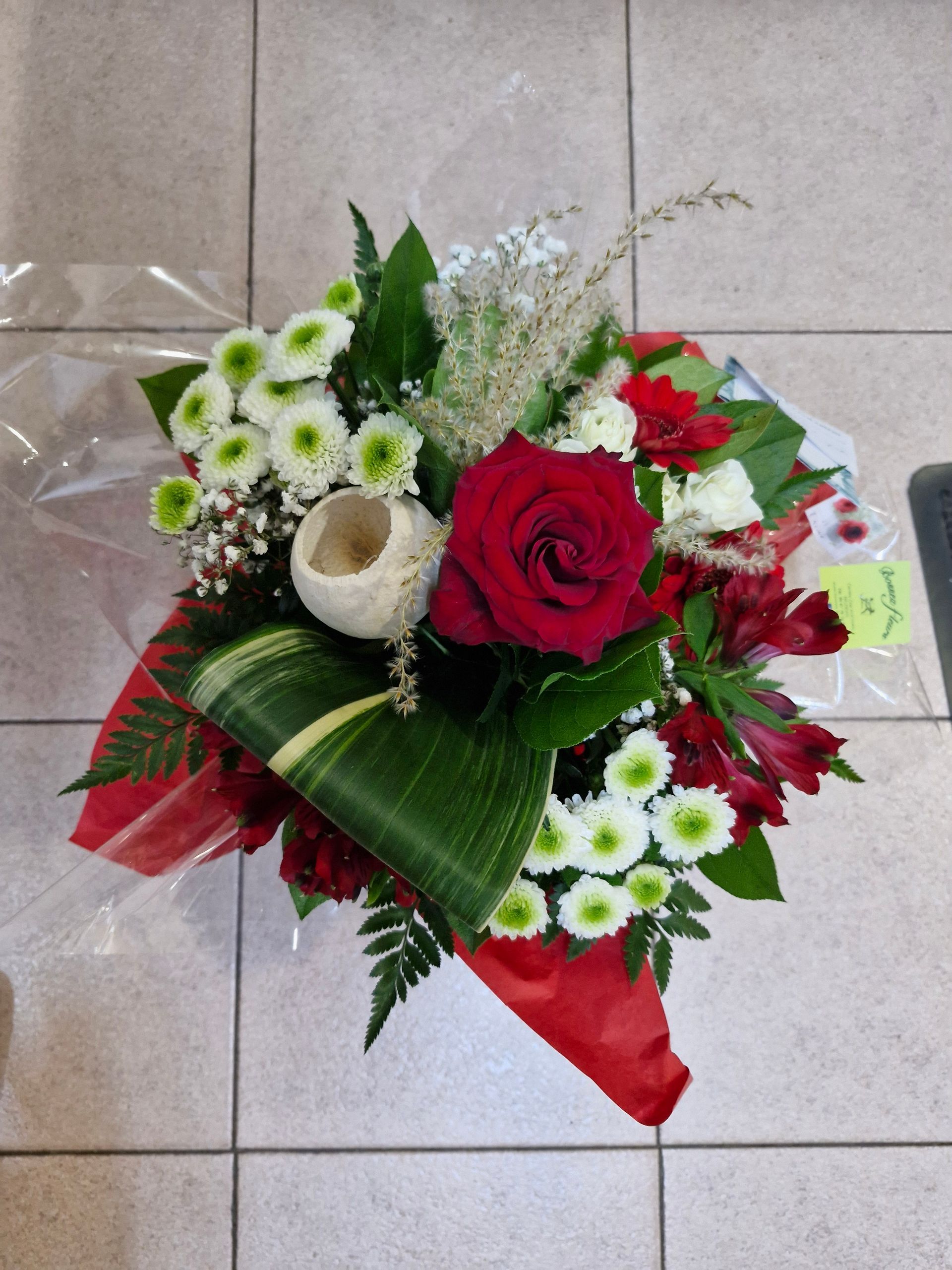 Bouquet avec roses rouges