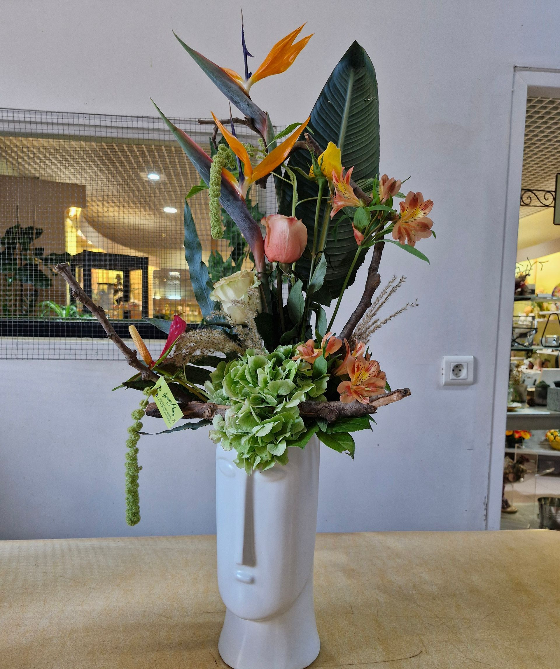 Un bouquet dans un vase en forme de visage