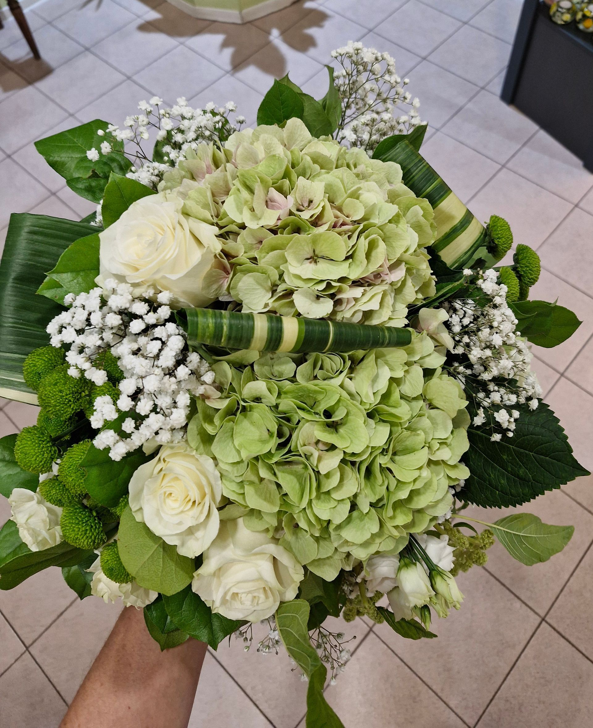 Un bouquet vert tenu par une personne