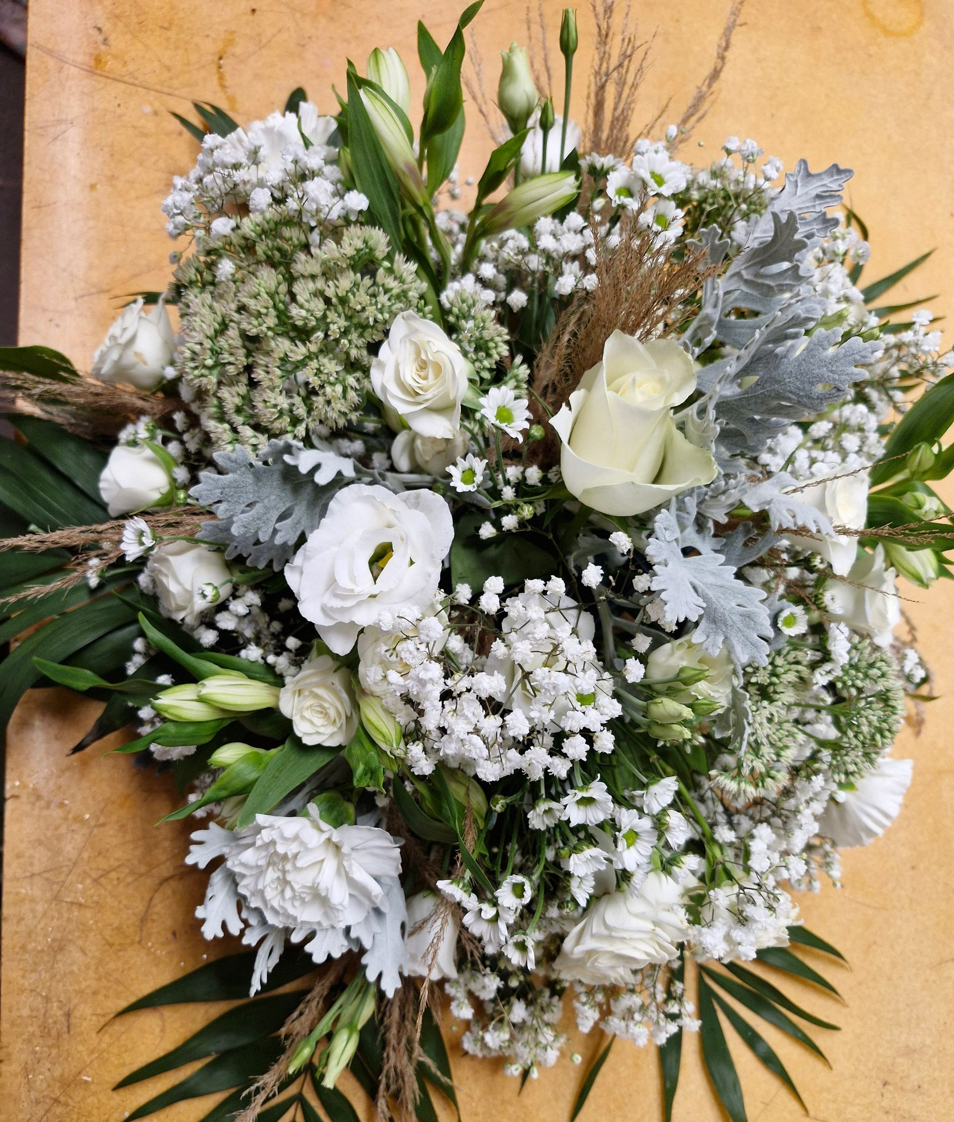 Un bouquet de roses blanches et d'autres fleurs blanches