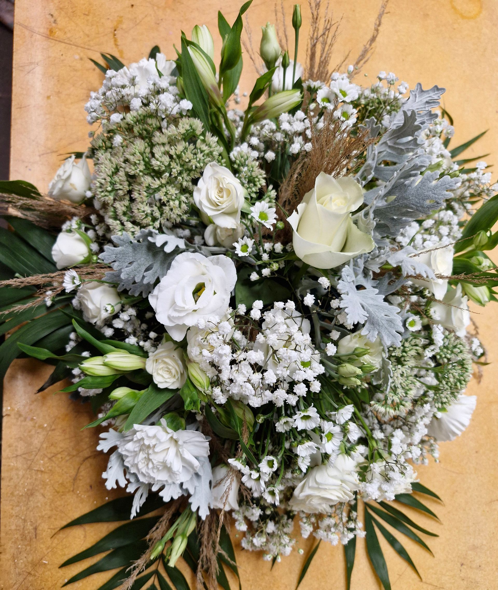 Un bouquet composé de nombreuses petites fleurs blanches