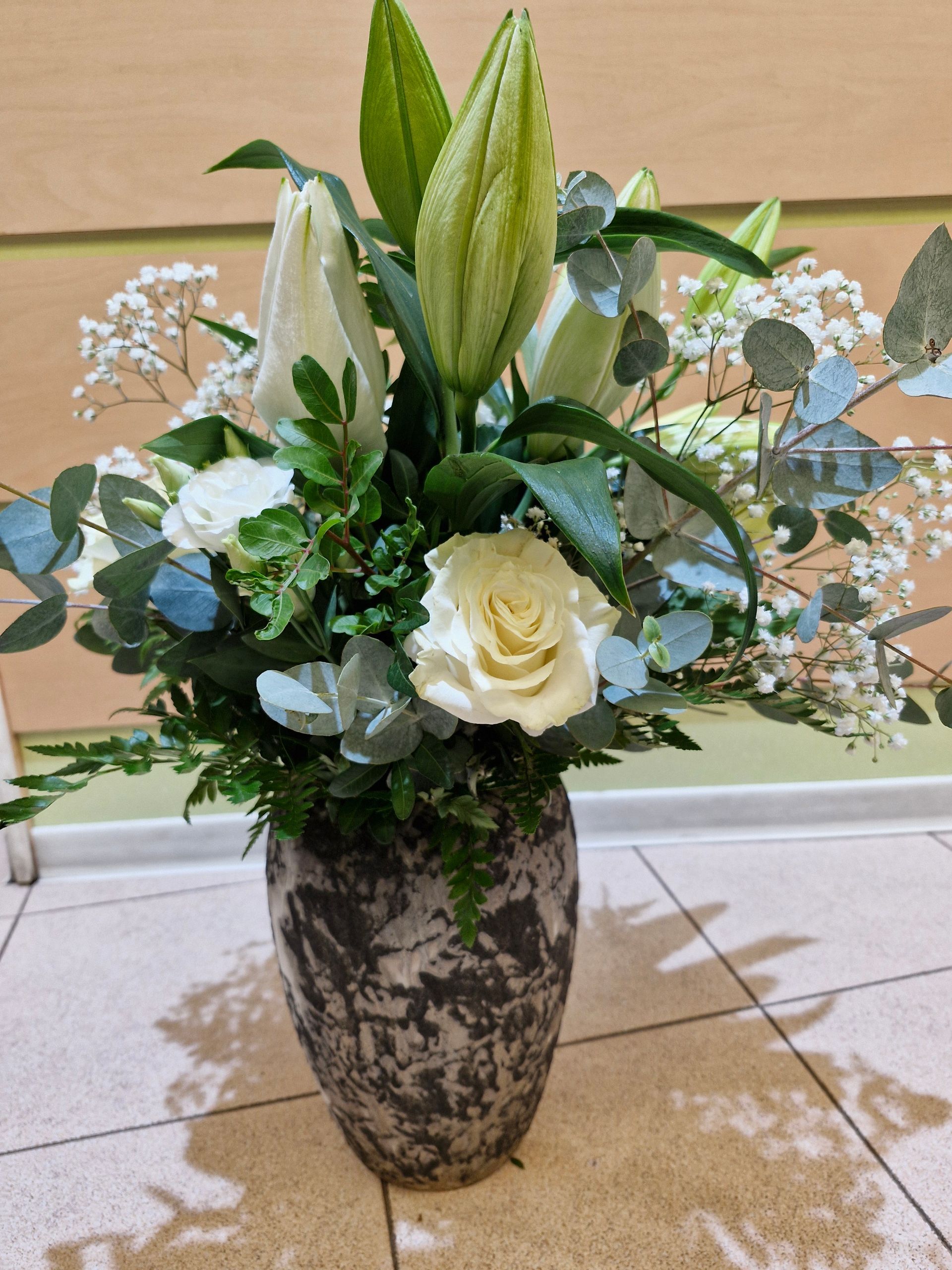 Vase avec bouquet de fleurs