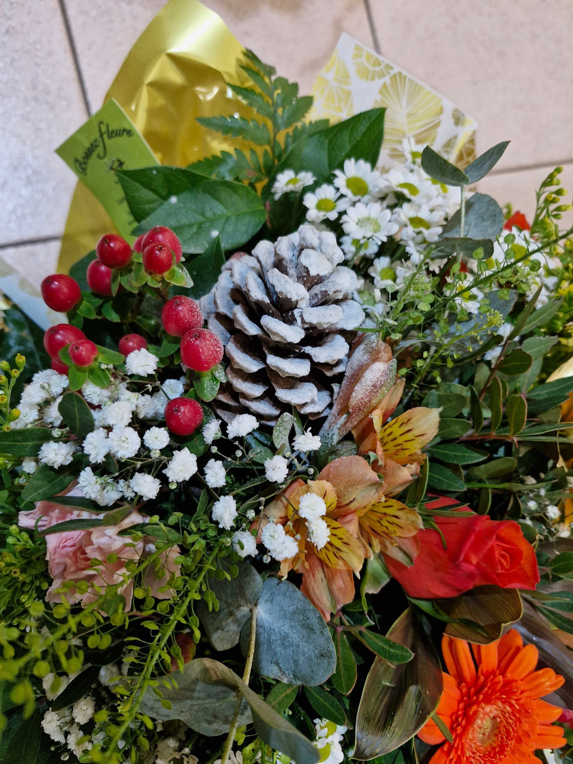 Composition florale avec pommes de pins