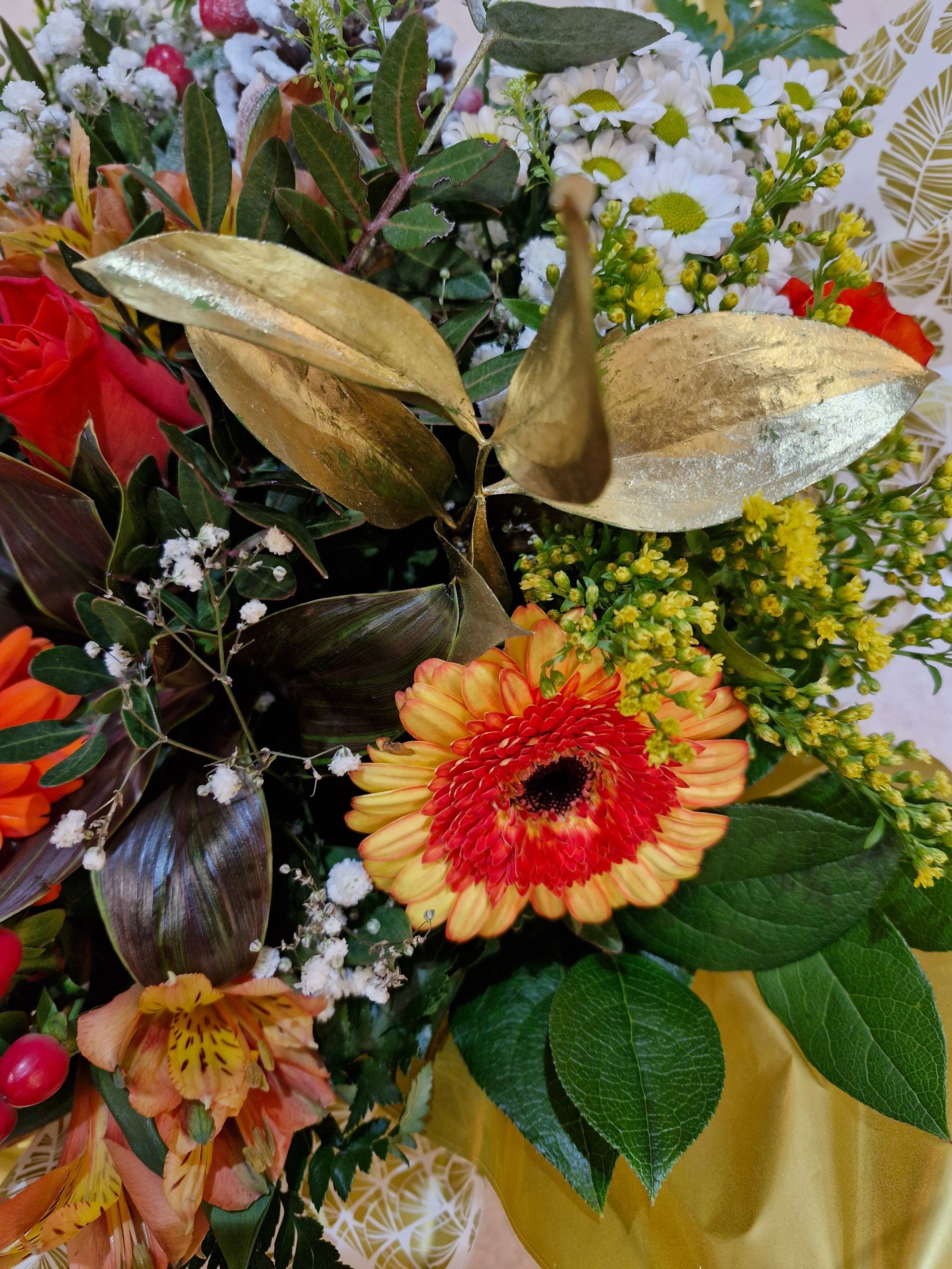 Composition florale aux couleurs orangées