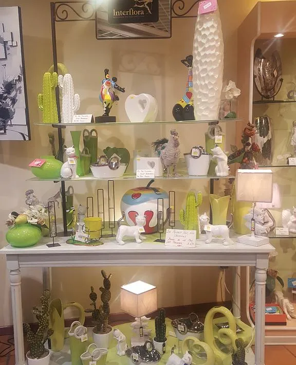 Une vitrine avec de nombreux objets verts