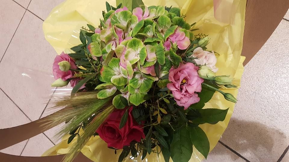 Un bouquet dans un papier jaune