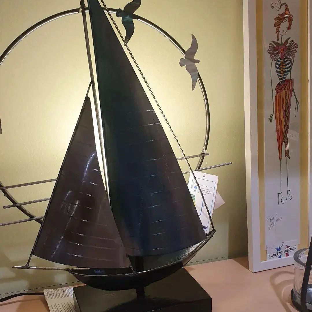 Une lampe noire en forme de voilier