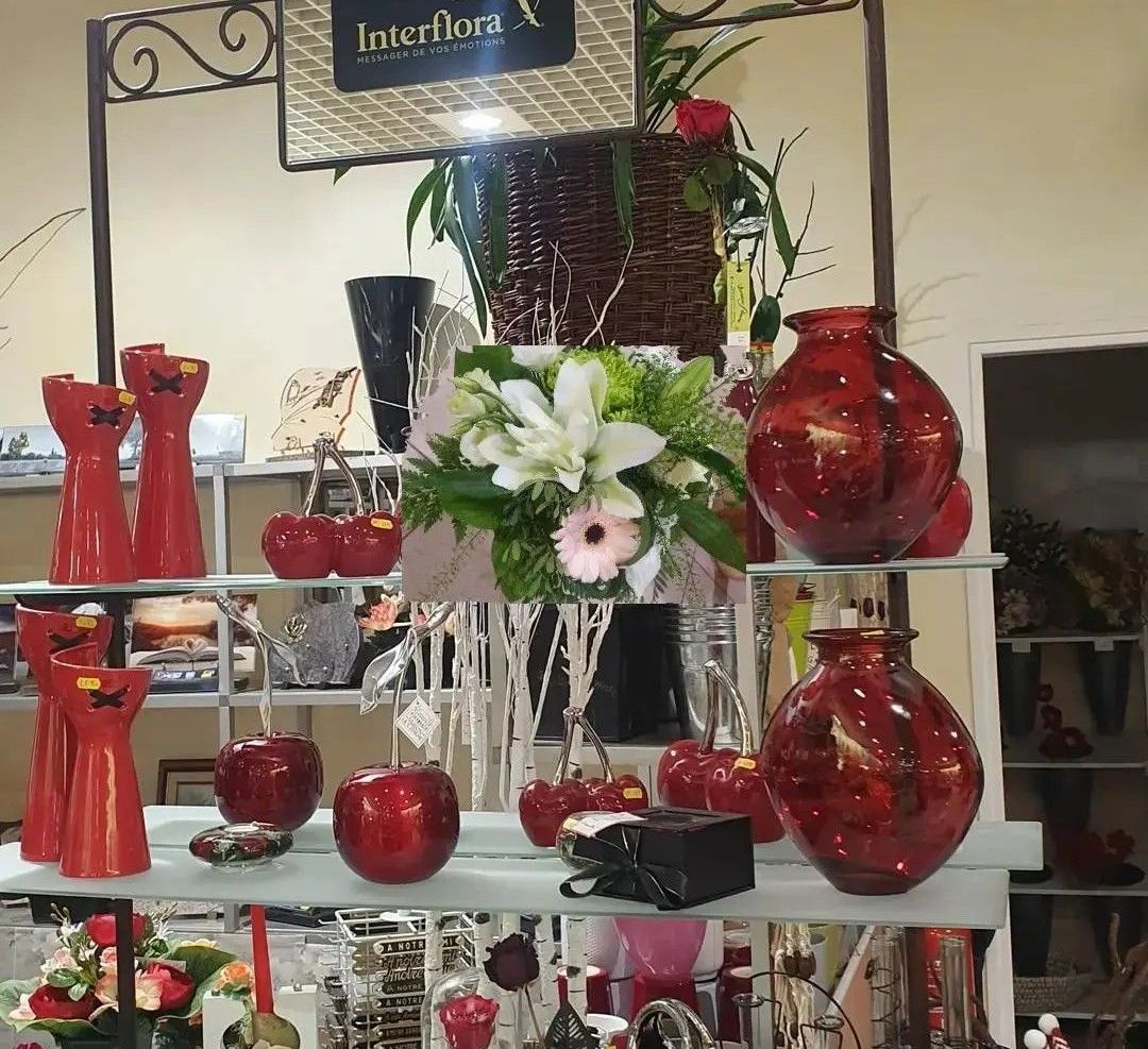 Des objets de décoration rouges sur une étagère