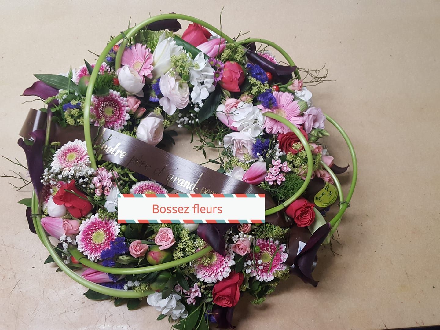 Une composition florale en forme de couronne