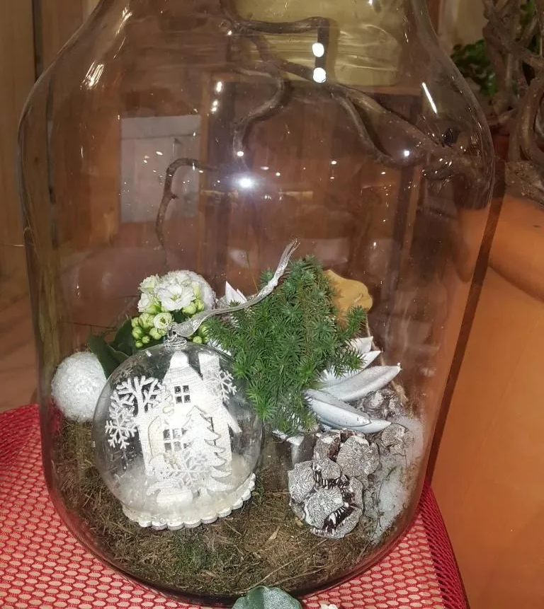 Un vase avec une boule de Noël à l'intérieur