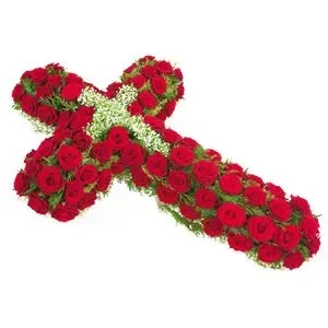 Une croix de roses rouges