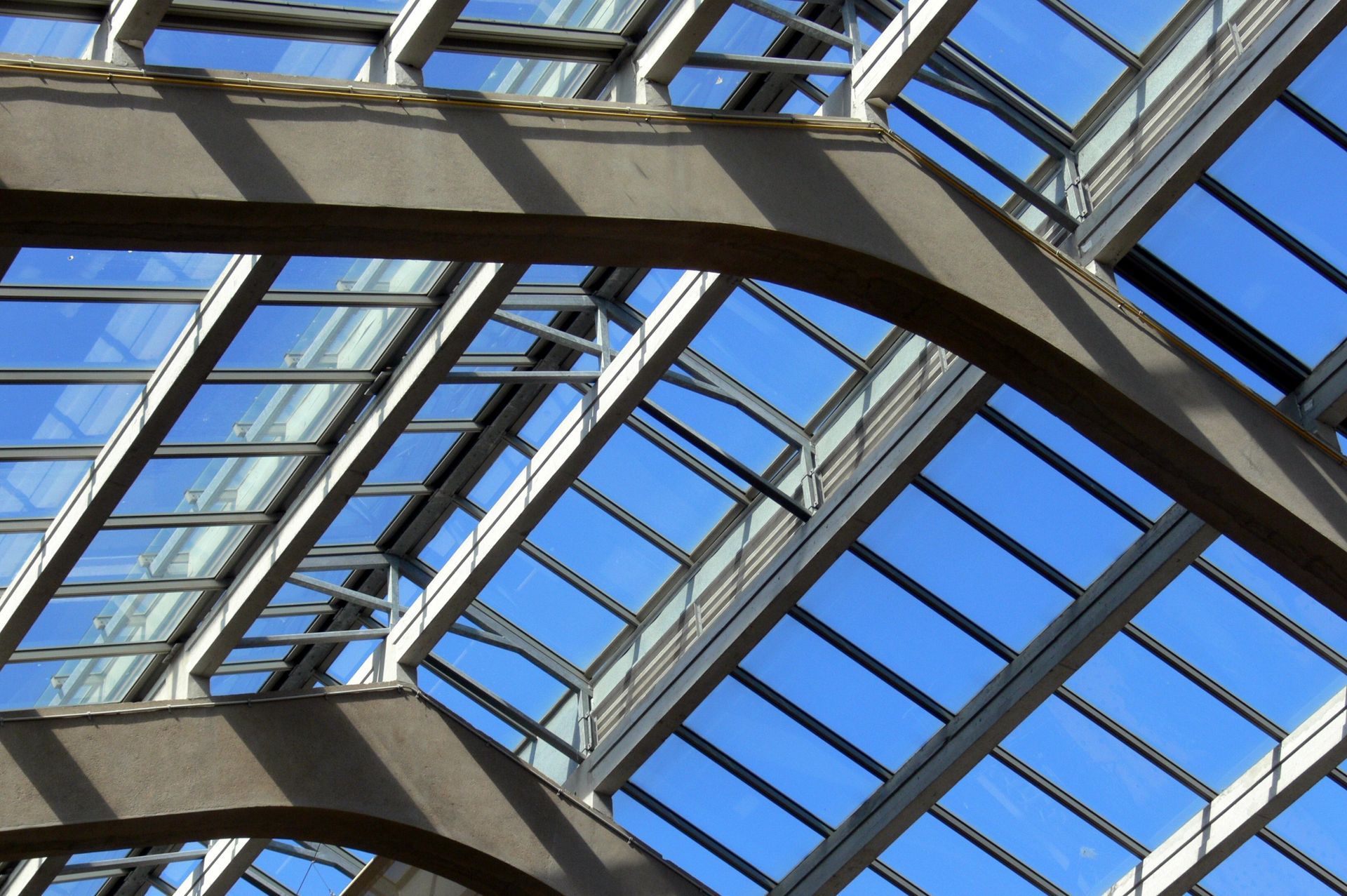 Charpente métallique supportant une couverture en verre