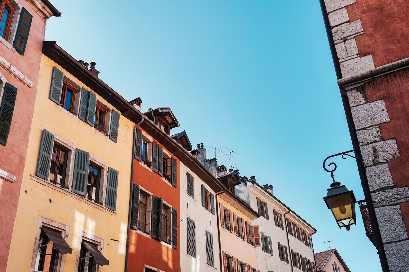 Façade colorées d'une rue d'Annecy
