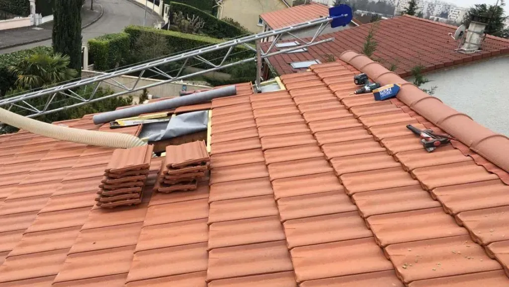 Gros plan sur les toitures de maisons d'une ville