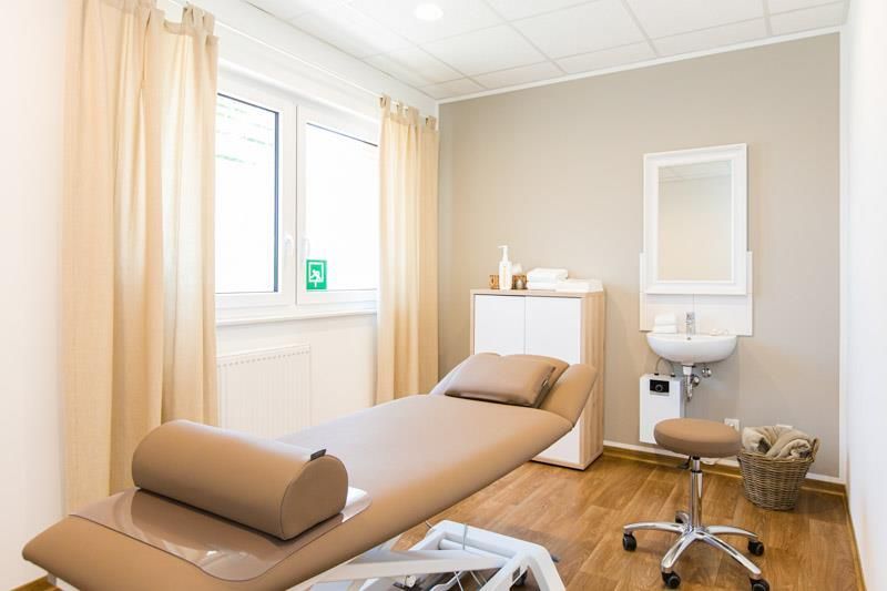 Ein Zimmer mit Bett, Waschbecken, Spiegel und Fenster.