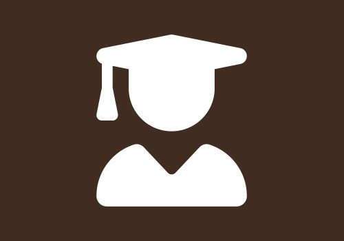 Ein weißes Symbol einer Person mit Abschlussmütze auf braunem Hintergrund.