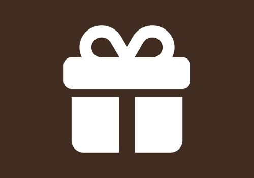 Eine weiße Geschenkbox mit Schleife auf braunem Hintergrund.