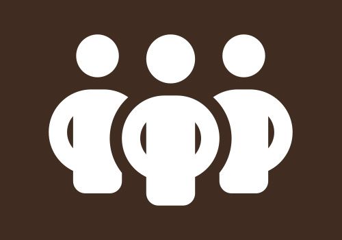 Eine Gruppe von Menschen steht nebeneinander vor einem braunen Hintergrund.