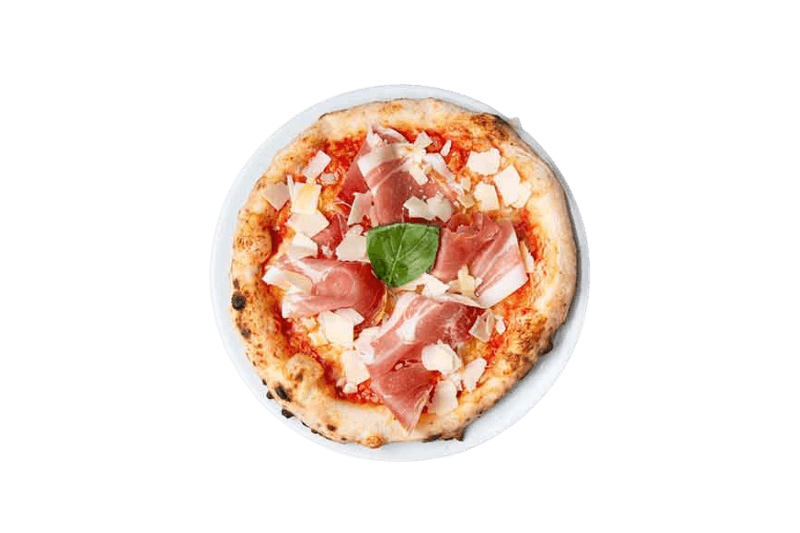 Pizza mit Prosciutto, Parmesan und Basilikum auf einem weißen Teller.