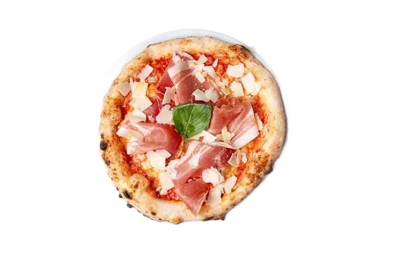 Pizza mit Prosciutto, Parmesan und Basilikum belegt.