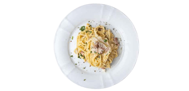 Pasta Carbonara auf einem weißen Teller, Draufsicht.