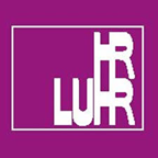 Ein weißes Logo auf violettem Hintergrund.