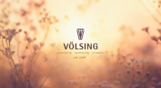 Ein unscharfes Bild eines Blumenfeldes mit einem Volsing-Logo im Vordergrund.